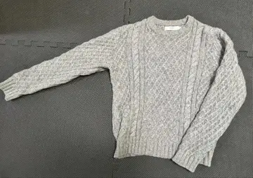 그레이 케이블 니트 스웨터