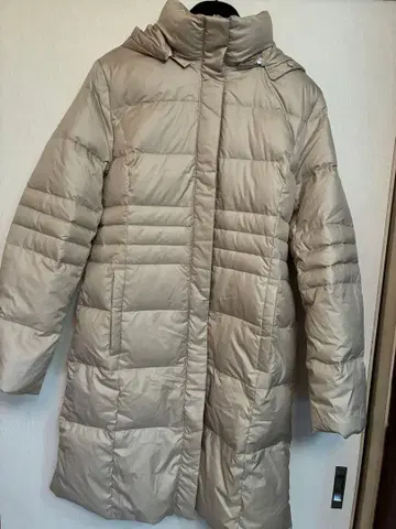 베이지 후드 부착 롱 다운 자켓