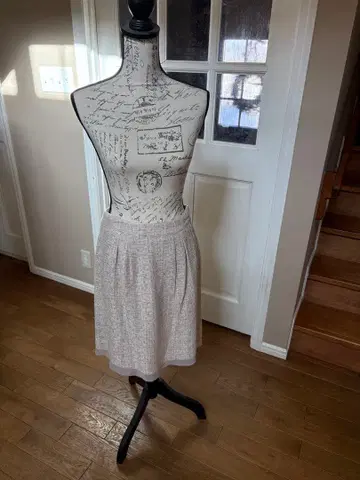 포멀 입학식 졸업식에 사용할 수 있는 베이지 트위드 스커트 셋업