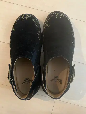 닥터마틴 스웨이드 블랙 슬립온 자수