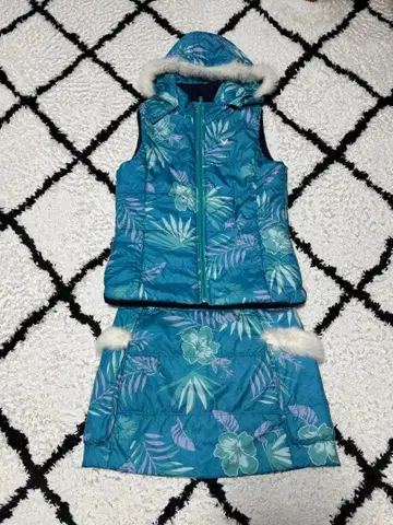 후드 부착 베스트와 스커트 세트