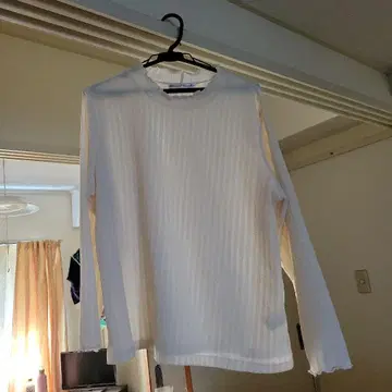 크림색 스트라이프 긴팔 티셔츠