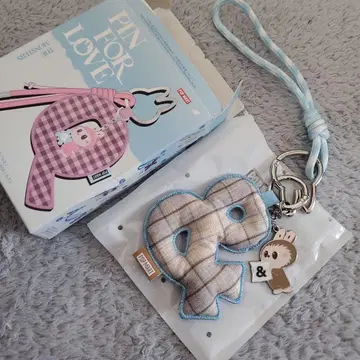 POP MART THE MONSTERS Q 레터 펜던트 &