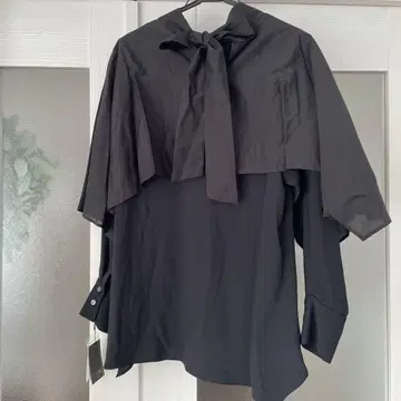 리본 포함 블랙 긴팔 셔츠