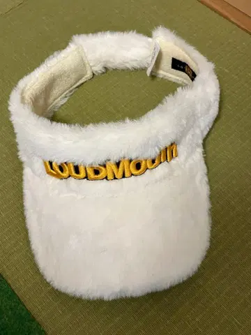 LOUDMOUTH 퍼 소재 바이저 화이트