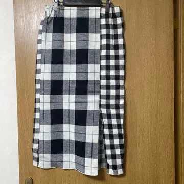 이에나 블랙과 화이트 체크 무늬 타이트 스커트 슬릿 있음