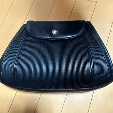 블랙 플리츠 디자인 숄더백