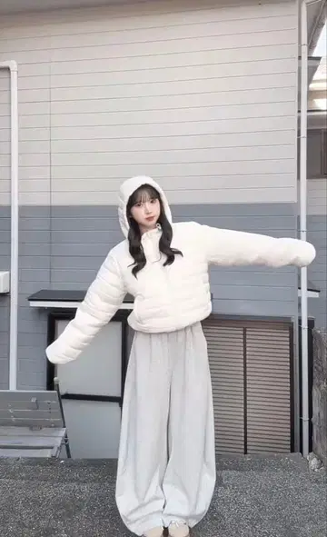 FCMM 후드 부착 화이트 다운 자켓 M 사이즈