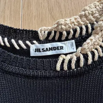 [ 베스트 ] JIL SANDER 베스트형 블랙 니트 ( 스티치 가공 )
