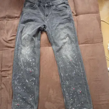 비즈가 달린 다크 그레이 데님 팬츠