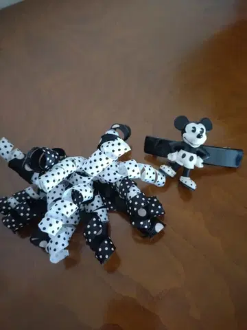 미키마우스 모노톤 머리핀 2개 세트