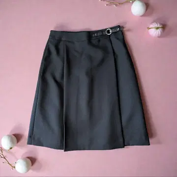 블랙 사이드 벨트 플리츠 스커트