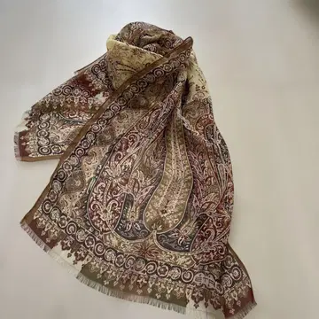 에트로의 실크 시폰 소재로 가볍고 고급스러운 스톨입니다