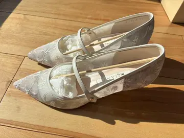 다이애나 화이트 자수 스틸레토 펌프스