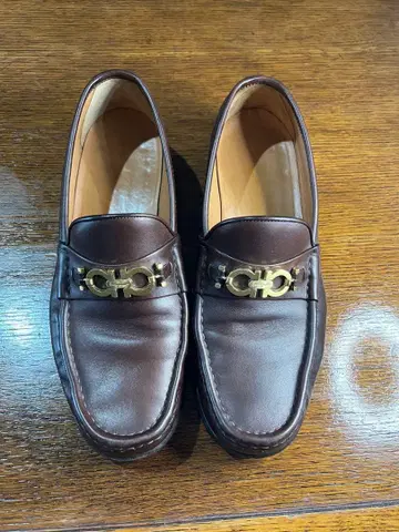 브라운 가죽 로퍼 금장 장식 포함