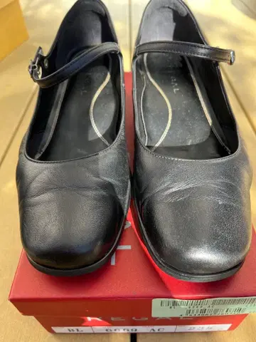 REGAL 블랙 가죽 스트랩 펌프스