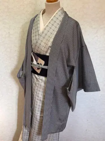 세련된 줄무늬의 홑겹 긴 겉옷