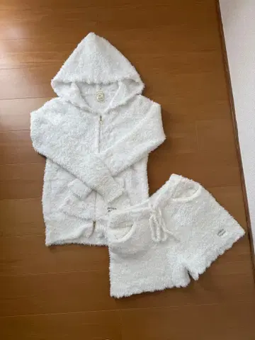 젤라피케 화이트 후드 부착 룸웨어 세트