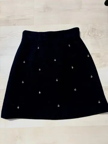 비쥬 장식 네이비 미니 스커트 트란테안 손 드 모드