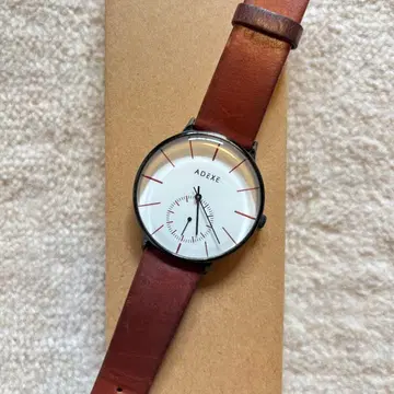 ADEXE 아날로그 손목시계 화이트/브라운