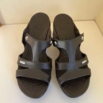 Crocs 블랙 힐 샌들 다크 브라운