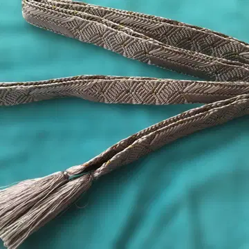 그레이색 술 달린 허리띠