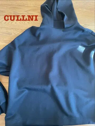 CULLNI 블랙 후드 부착 후드티