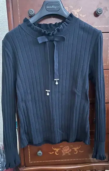 M's GRACY 엠즈 그레이시 펄 참 포함 프릴 상의 네이비