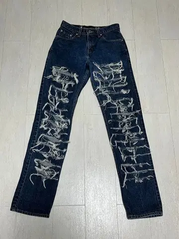 LEVI'S 실버 탭 데미지 가공 다크 블루 스트레이트 데님