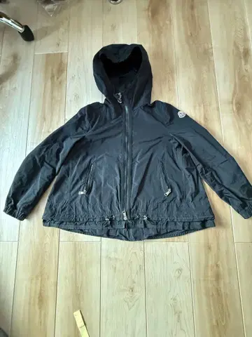 MONCLER 후드 부착 블랙 점퍼