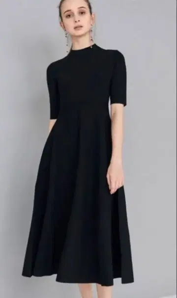 [ 인기 완판템 ] 하이 트위스트 카라 니트 원피스