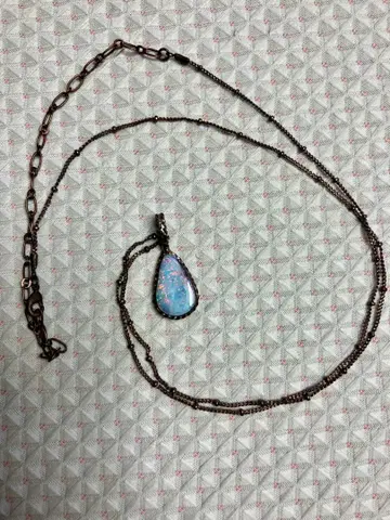 스카이블루에 아름다운 유색*볼더 오팔 물방울 펜던트 목걸이입니다