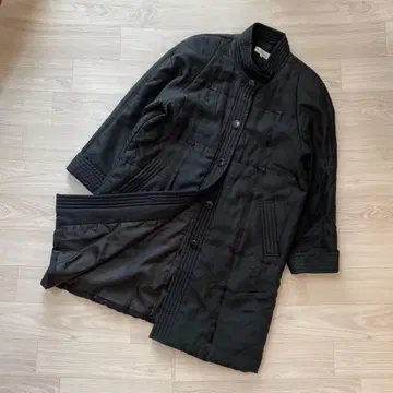 [ 세일 ] 실크 리본 디자인 충전솜 롱 코트 블랙