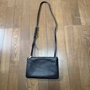 COOCO 블랙 컬러 슈링크 가죽 2단 숄더백 사선 가케