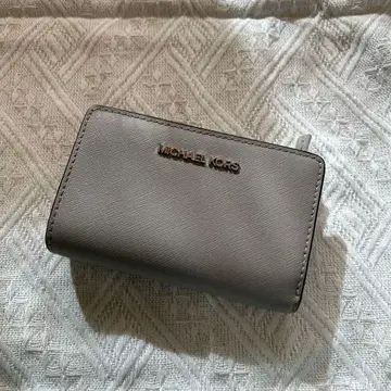 MICHAEL KORS 그레이 이단 접이식 지갑