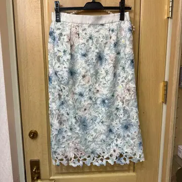 새상품급 데뷔 피오레 꽃무늬 레이스 타이트 스커트 (무릎 기장)