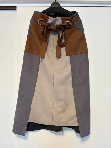 스웨이드 소재의 플레어 롱 스커트