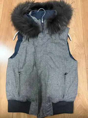 MONILE / 모니레 퍼 달린 그레이 다운 베스트