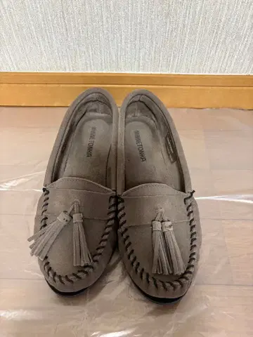 그레이 태슬 장식 모카신