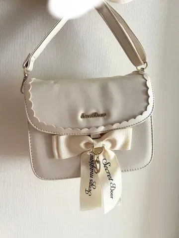 Secret Door 아이보리 스캘럽 리본 덮개 숄더백