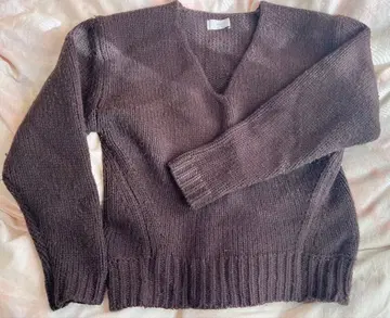 SLOBE IENA 로우 게이지 다크 브라운 V넥 니트