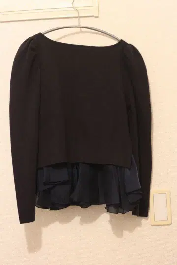 CELFORD 프릴 장식 네이비 니트탑