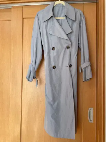 라이트 블루 더블 브레스트 트렌치코트