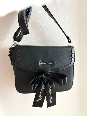 Secret Door 블랙 스캘럽 리본 숄더백