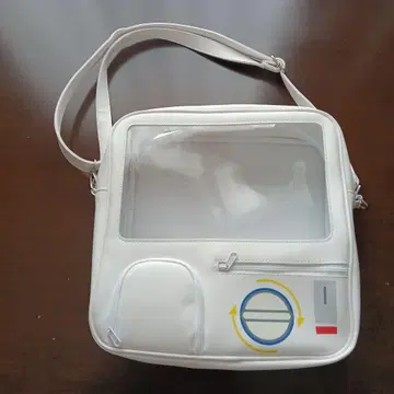 화이트 숄더백 투명 포켓 부착
