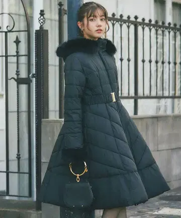 탈부착 가능한 퍼 & 벨트 포함 핏 & 플레어 퀼팅 코트 다운