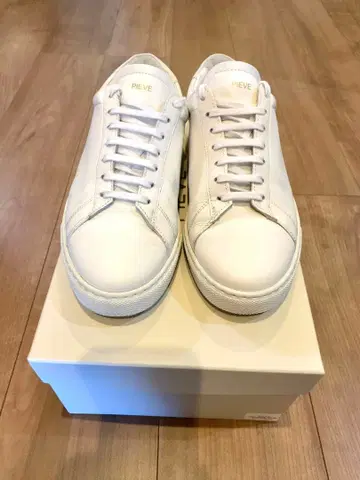 PIEVE 화이트 가죽 스니커즈