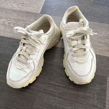 PUMA 화이트 스니커즈