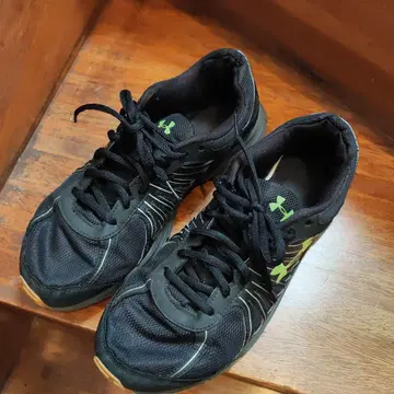 언더 아머 러닝화 블랙/그린