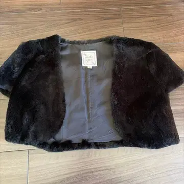 블랙 폴리에스테르 소재 숏 가디건